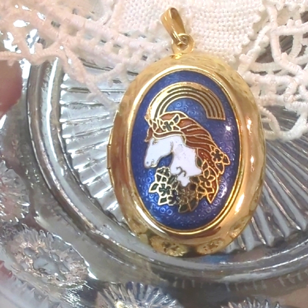 Vintage "Rare" Large Cloisonne Unicorn Enamelled Gold Tone Locket - Picture 5 of 5